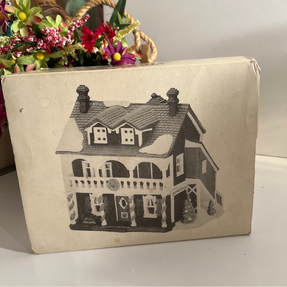 Department 56 New England Village Series Captains Cottage 1990 Christmas Village - Picture 10 of 11